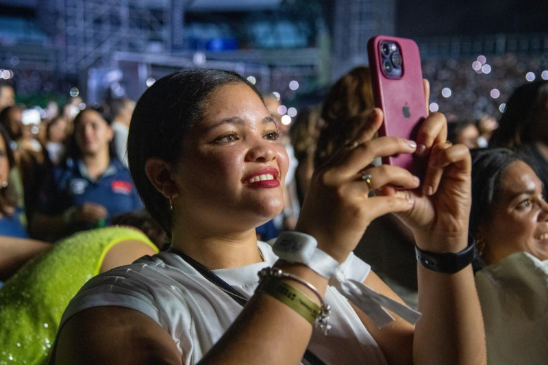 Su sonrisa lo dice todo. Esta joven dominicana estaba feliz disfrutando del concierto de Kany García en el Estadio Quisqueya.