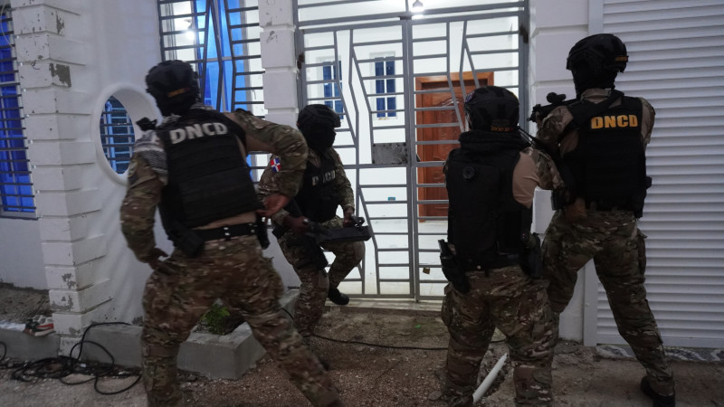 La Dirección Nacional de Control de Drogas (DNCD) y la Procuraduría Especializada Antilavado de Activos arrestaron a dos hombres en la provincia de Barahona, por su presunta vinculación con un cargamento de más de 1.7 toneladas de cocaína incautado el pasado mes de abril en las costas de Pedernales.