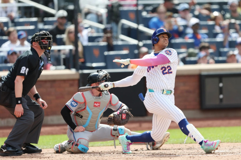 Juan Soto observa la dirección de la pelota tras disparar su grand slam en el choque que los Mets se impusieron a los Marlins.