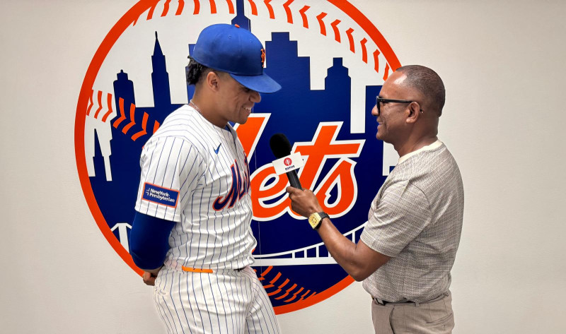 El periodista Daniel Reyes sostiene una conversación con Juan Soto luego de la victoria de los Mets sobre a los Marlins.