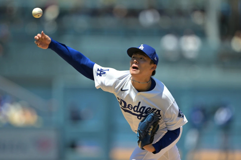 Yoshinobu Yamamoto al momento de lanzar una pelota en el alta del quinto.