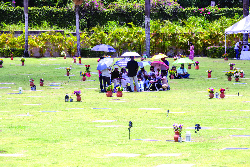 Familiares visitaron ayer el Parque Cementerio Puerta del Cielo.