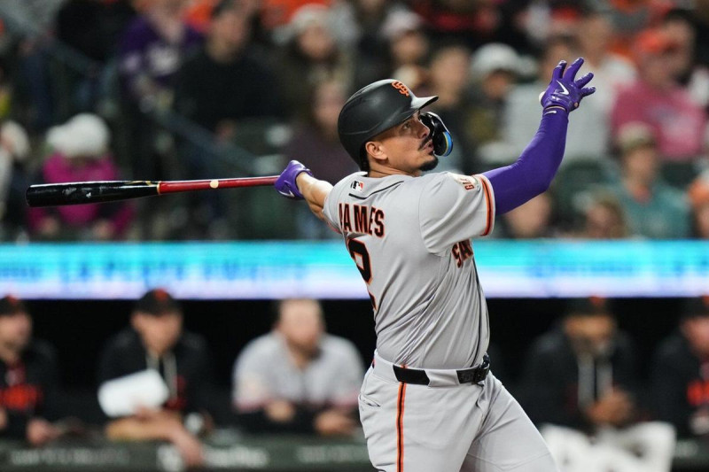 Willy Adames completa el swing con el que disparó su octavo vuelacercas de la estación, el cual fue con los sacos repletos