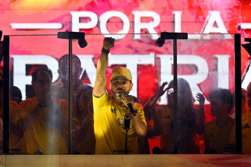 El candidato presidencial colombiano Abelardo de la Espriella, del movimiento Salvadores de la Patria, se dirige a sus simpatizantes tras un cristal antibalas después del rápido recuento de votos en las elecciones presidenciales.