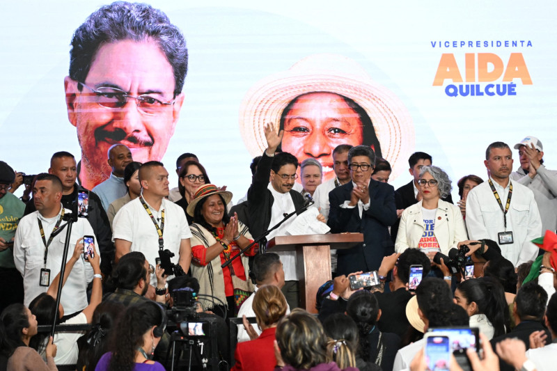 El candidato presidencial colombiano del partido gobernante Pacto Histórico, Iván Cepeda (C), saluda a sus seguidores junto a su compañera de fórmula vicepresidencial, Aida Quilcue.