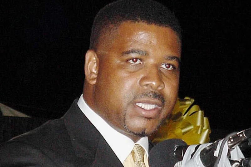 Michael Misick habla ante una multitud en Providenciales, en las Islas turcas y Caicos, el 15 de agosto de 2003, tras tomar posesión como ministro principal del territorio.