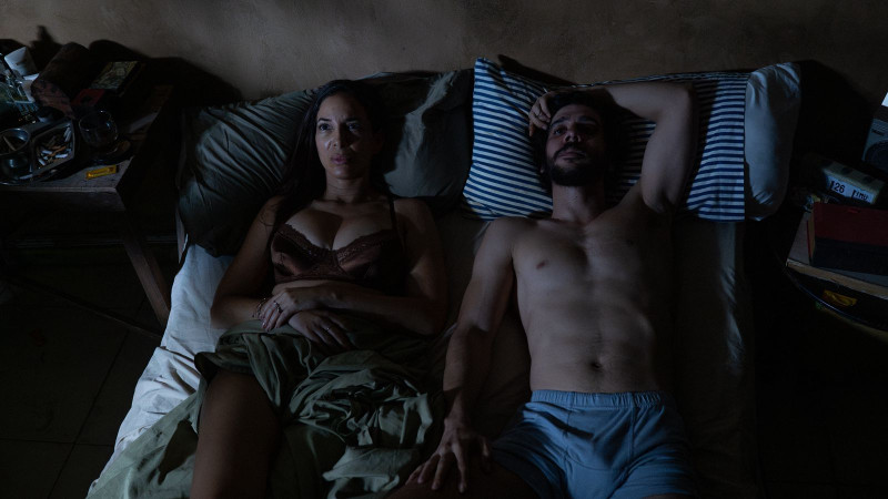 Yolanda (Marta González) junto a Eugenio, interpretado por Yasser Michelén, en  “Qué más puedes hacerme”.