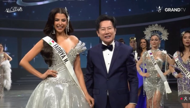 Faddya Halabi Troisi junto a Nawat Itsaragrisil, director de Miss Grand Internacional y Miss Universo Tailandia.