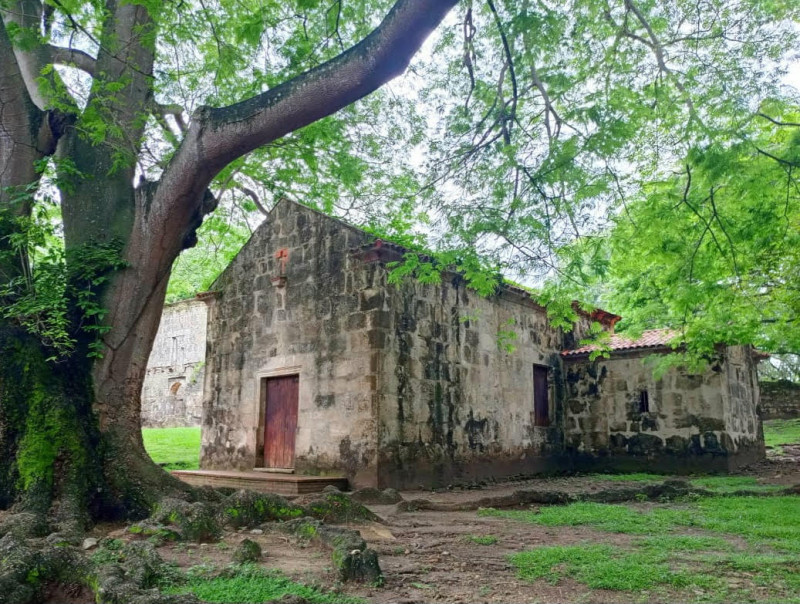 Capilla reconstruida ladrilllo a ladrillo