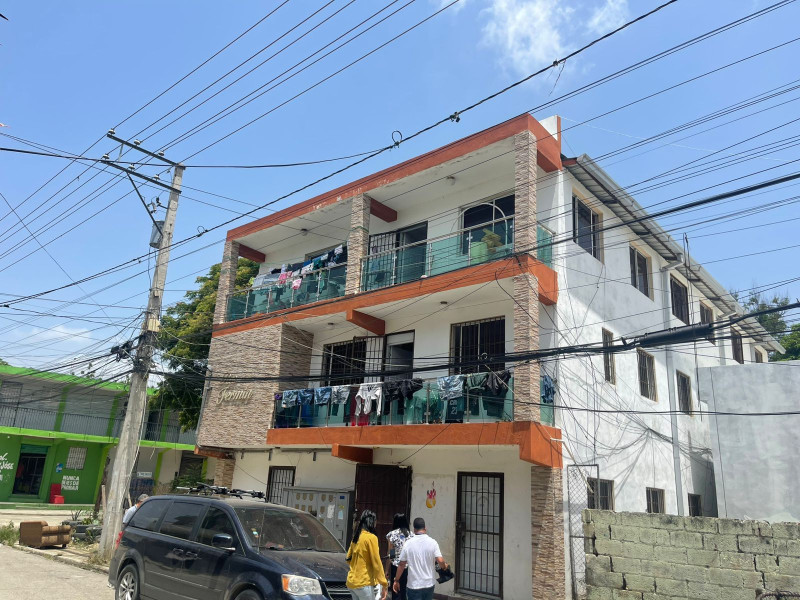 Varios cables instalados frente a la vivienda amortiguaron el impacto antes de que la menor golpeara el pavimento.
