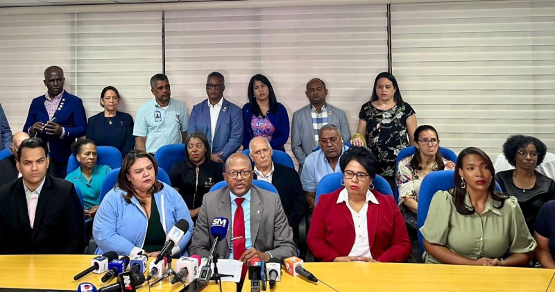 El doctor Luis Peña Núñez, presidente del CMD, habla en rueda de prensa, acompañado de otros miembros del gremio.