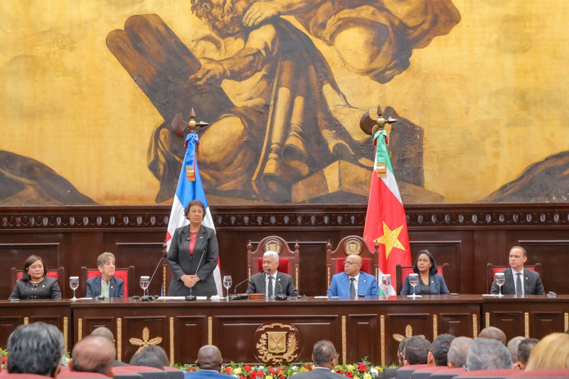 Jennifer Geerlings-Simons, presidenta de Surinam, cuando participaba en una reunión conjunta con los representantes de la Cámara de Diputados y el Senado.