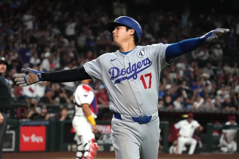 Shohei Ohtani, de los Dodgers, festeja luego de anotar en un sencillo de Mookie Betts ante los Diamondbacks, el 2 de junio de 2026.