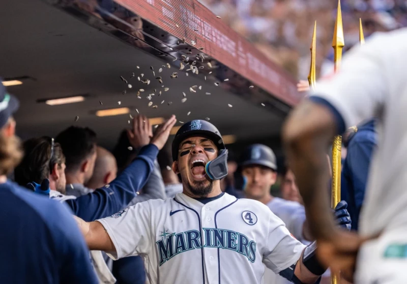 Jhonny Pereda, de los Marineros, festeja en la cueva su jonrón de tres carreras ante los Mets, el 2 de junio de 2026.