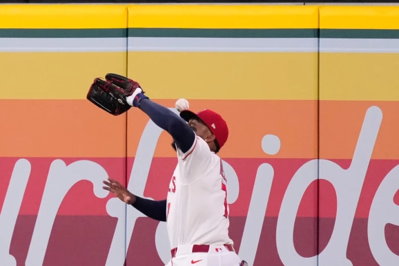 Jo Adell, jardinero de los Angelinos, no logra controlar un elevado de TJ Rumfield, de los Rockies, durante el encuentro del 2 de junio de 2026.