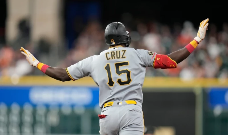 Oneil Cruz, de los Piratas, celebra su jonrón de tres carreras en el encuentro ante los Astros, el 2 de junio de 2026.