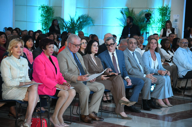 La primera dama, Raquel Arbaje, junto al Ministro de Trabajo, Eddy Olivares Ortega y otros funcionarios