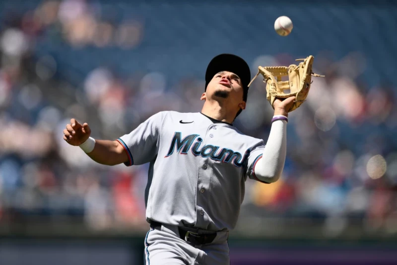 El tercera base Javier Sanoja de los Marlins atrapa un elevado en el quinto inning del juego contra los Nacionales, el 3 de junio de 2026, en Washington.