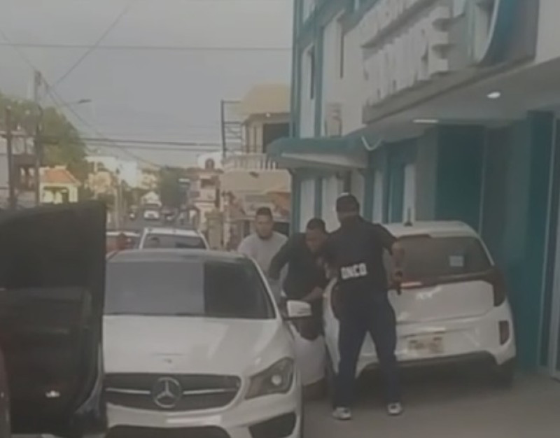 Rafael Antonio Castro Facenda arrestado por agentes de la DNCD.