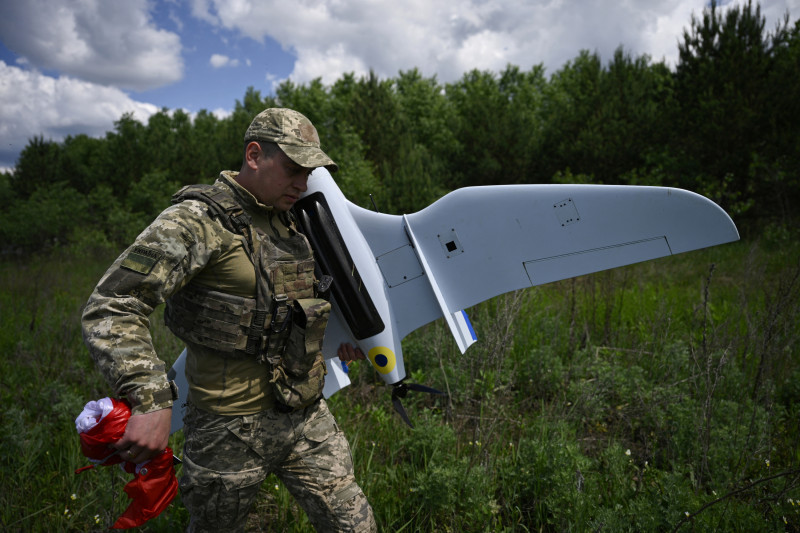 Un miembro del Servicio Estatal de Guardia Fronteriza de Ucrania transporta un dron tras un vuelo de patrulla a lo largo de la frontera entre Ucrania y Bielorrusia, en la región de Chernígov.