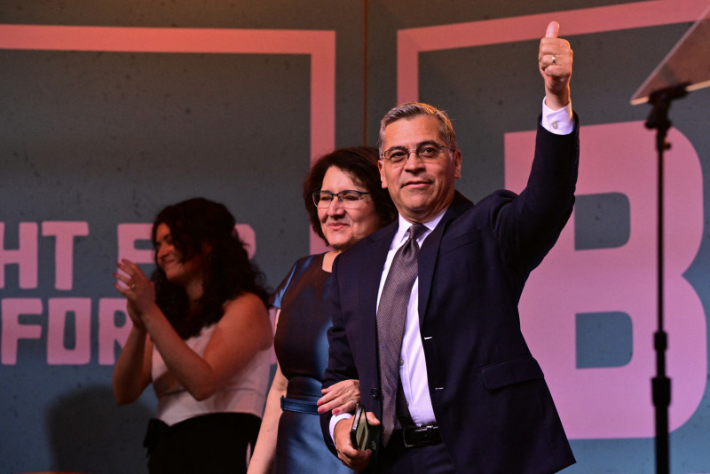 El candidato demócrata a gobernador de California, Xavier Becerra, saluda con el pulgar en alto a la multitud de simpatizantes tras hablar en un acto electoral en el centro de Los Ángeles, el 2 de junio de 2026.