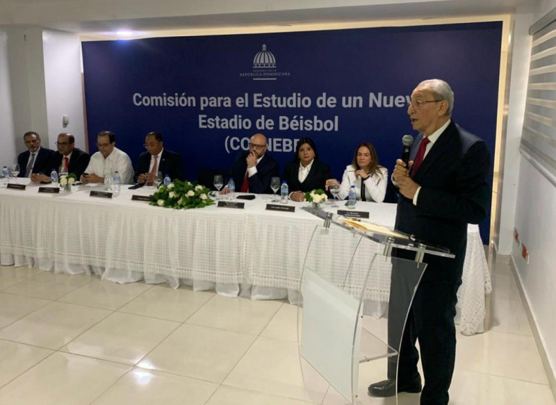 El doctor Jorge Subero Isa, presidente de la Comisión Consultiva, explica detalles sobre los pasos a dar para la construcción de un nuevo estadio en el Ensanche La Fe.