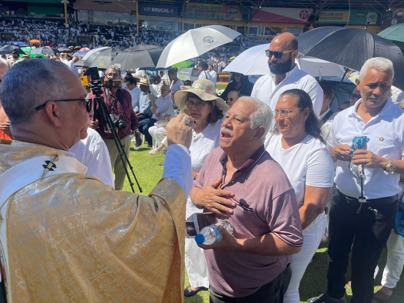 Miles de feligreses asistieron a la misa en el Estadio Cibao de Santiago.