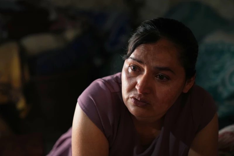 Mirsy Maricela Alva López, una migrante guatemalteca que fue separada de su hijo Ederson en dos ocasiones, llora durante una entrevista en la cada de sus padres en San Martín Cuchumatán, Guatemala, el jueves 30 de abril de 2026.