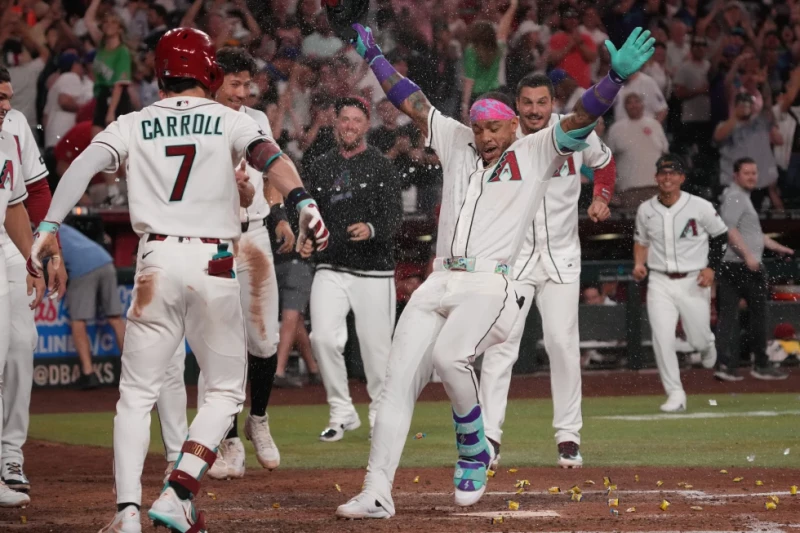 Ketel Marte, de los Diamondbacks, celebra con sus compañeros tras pegar un jonrón solitario para dejar en el terreno a los Dodgers, el 4 de junio de 2026.