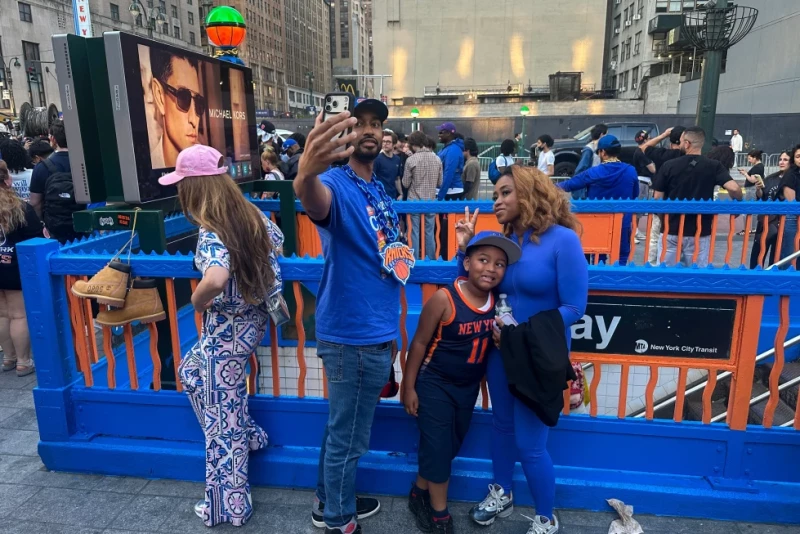 Seguidores de los Knicks de Nueva York posan en una entrada al tren subterráneo, el 3 de junio de 2026.