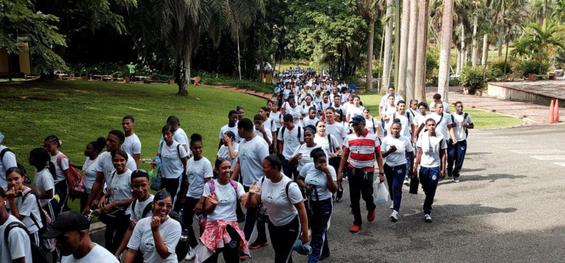 Estudientes en la caminata