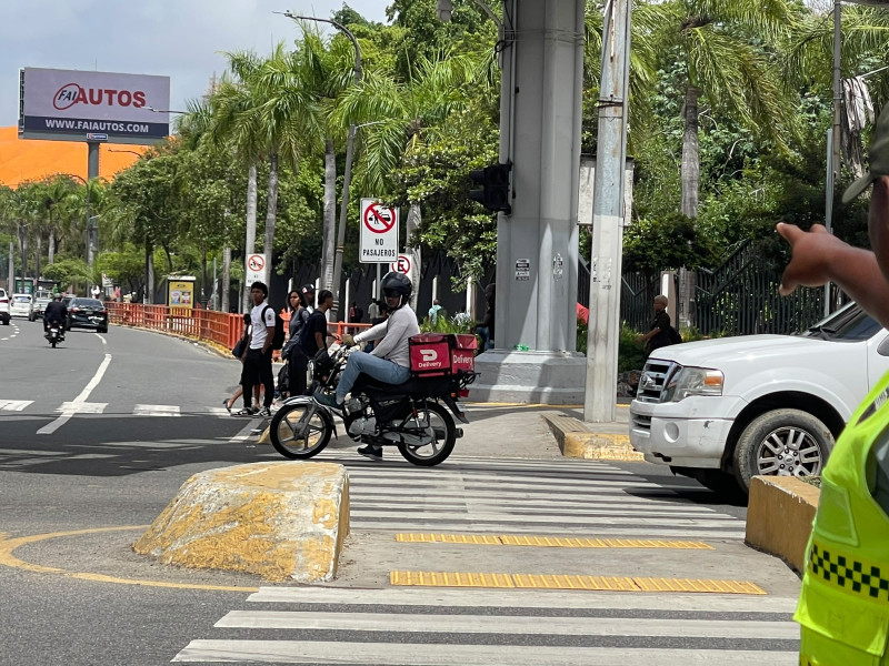 Motorista de PedidosYa pisando el cruce de cebra