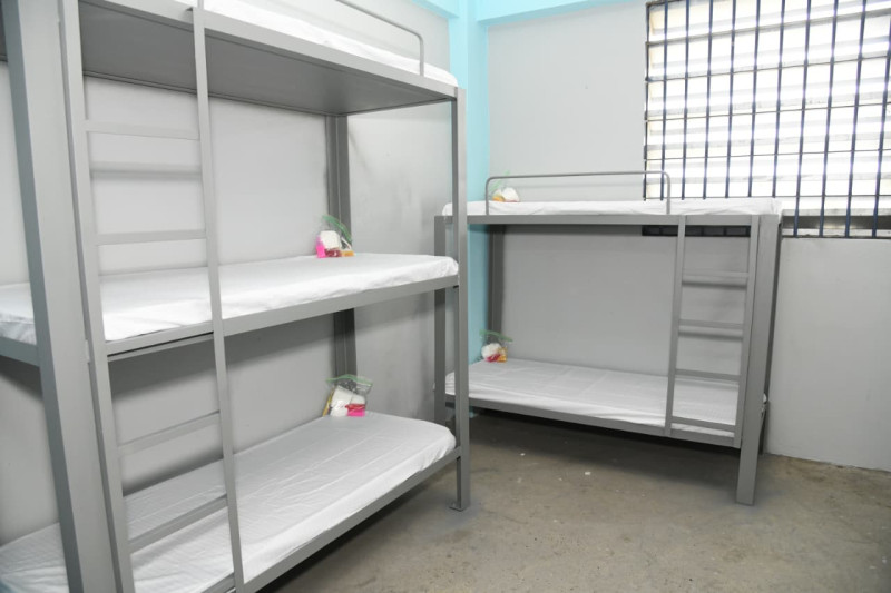 Las celdas están equipadas con utensilios de primera necesidad para las reclusas que están en evaluación y seguimiento.