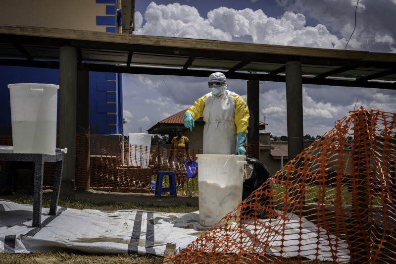 El personal de Médicos Sin Fronteras (MSF) del centro de tratamiento del ébola de la clínica Elikya hace un gesto al salir de las habitaciones del hospital para pacientes con ébola.