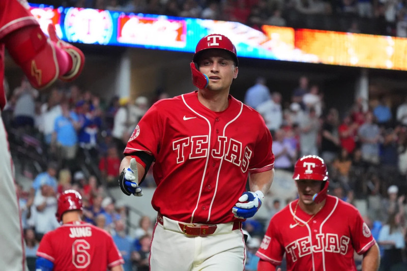 Corey Seager, de Texas, corre hacia el banquillo tras conectar un jonrón durante la sexta entrada de un partido contra Cleveland.