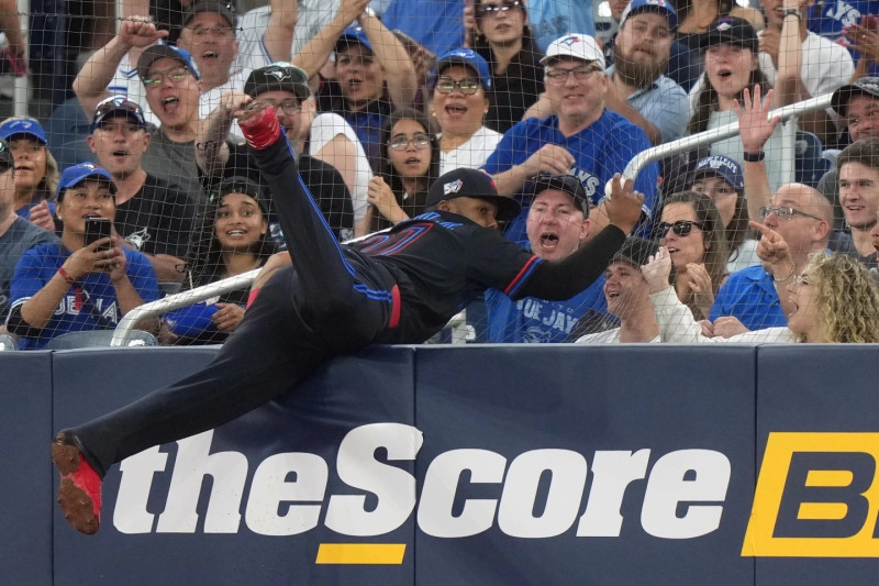 El primera base de los Toronto, Vladimir Guerrero Jr., realiza una atrapada a mano desnuda durante un partido de béisbol de la quinta entrada contra los  Orioles en Toronto.