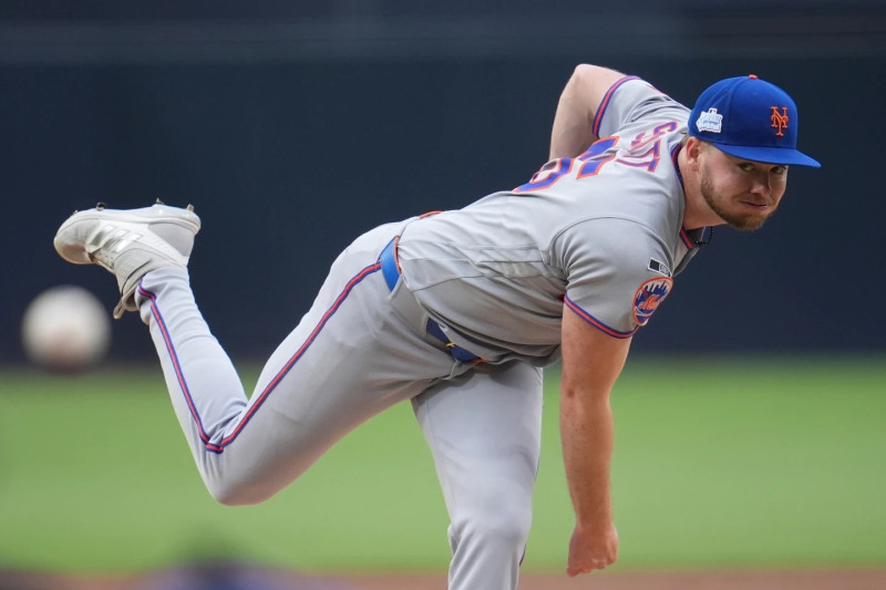 El lanzador abridor de los Mets, Christian Scott, se enfrenta a un bateador de los San Diego Padres durante la primera entrada del partido.