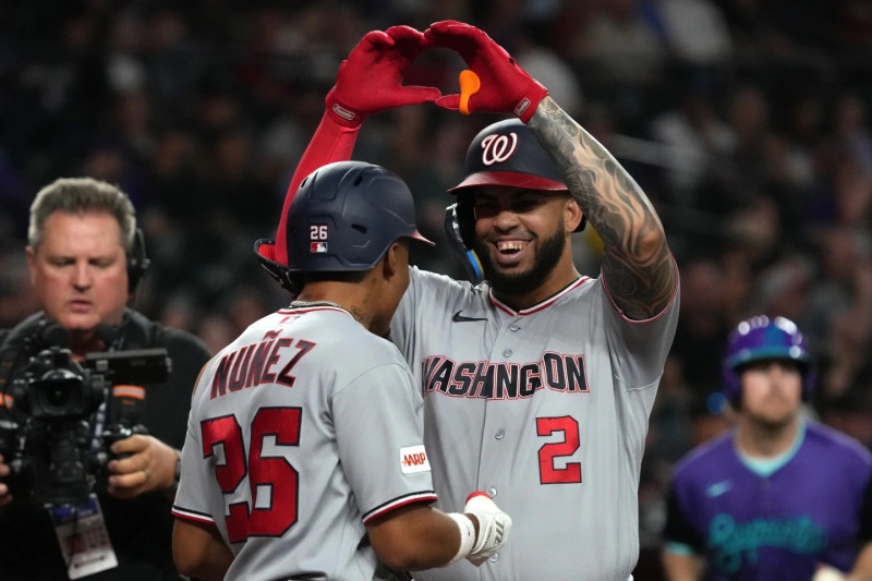 Luis García Jr. (2), de los Washington Nationals, celebra junto a Nasim Nuñez, centro-izquierda, tras conectar un grand slam contra los Arizona en la sexta entrada de un partido.
