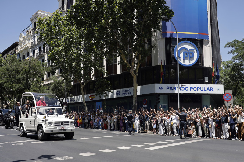 MADRID, 06/06/2026.- El papa León XIV saluda a los fieles a su paso por la sede del PP, en la calle Génova, durante su recorrido por el centro de Madrid en el papamóvil, en el primer trayecto que el Sumo Pontífice realiza con este vehículo por la capital, para dirigirse a la Plaza de Colón, este sábado, primer día de los seis que componen su visita oficial a España. EFE/Marcos Villaoslada