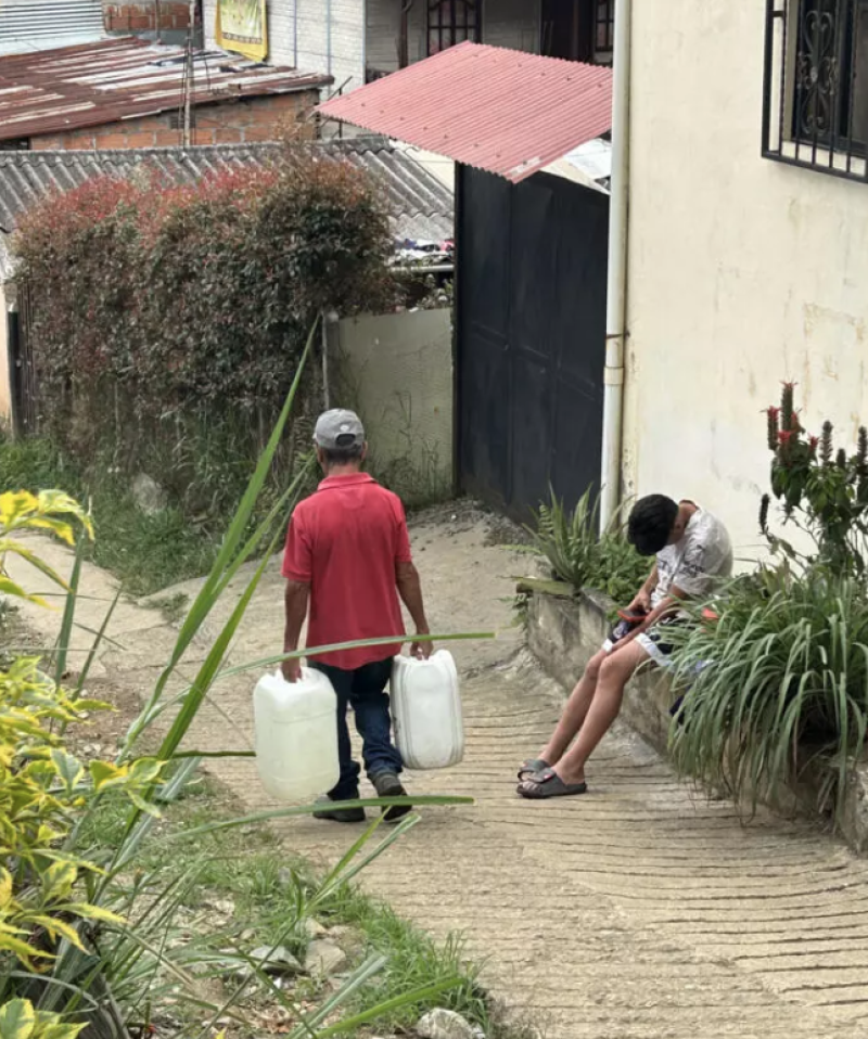 Transporte de agua potable en la ciudad de Bello, cerca de Medellín.
