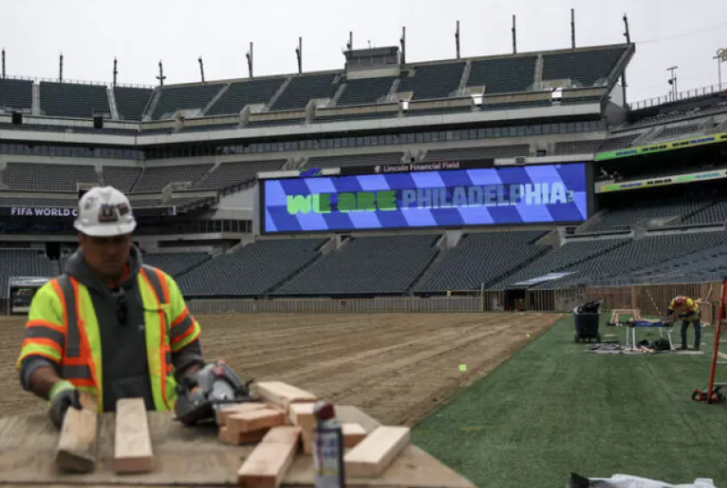 Hombres participan en trabajos de obra en el estadio Lincoln Financial Field, una de las sedes del Mundial de fútbol, en Filadelfia, Estados Unidos, el 28 de abril de 2026