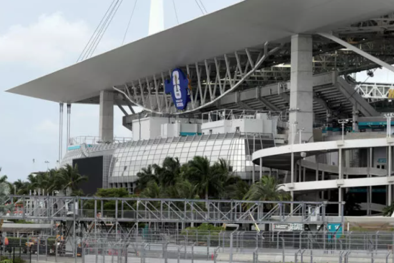 El logotipo de la Copa Mundial de la FIFA 2026 cubre el letrero del Hard Rock Stadium en el exterior del estadio, en Miami, el 22 de mayo de 2026.