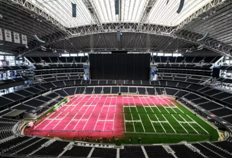 Unas luces violeta propician el crecimiento del césped en el Dallas Stadium (temporalmente renombrado AT&T Stadium), en Arlington (Texas, EEUU)