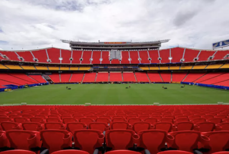 Miembros del equipo de mantenimiento cortan el césped del campo de fútbol recién instalado en el Kansas City Stadium —que ha pasado a llamarse así temporalmente, en lugar de Arrowhead Stadium, durante la Copa Mundial de la FIFA 2026— en Kansas City, Misuri, el 29 de mayo de 2026. © Austin Johnson