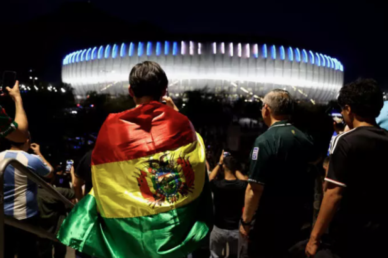 Los aficionados bolivianos llegaban al partido de la repesca final de la fase de clasificación para la Copa Mundial de la FIFA 2026 entre Irak y Bolivia, disputado en el Estadio BBVA de Guadalupe, en el estado de Nuevo León (México), el 31 de marzo de 2026.