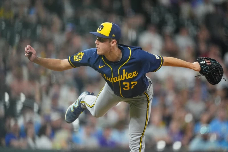 Jacob Misiorowski, de los Cerveceros, hace un lanzamiento en el duelo ante los Rockies, el 6 de junio de 2026.