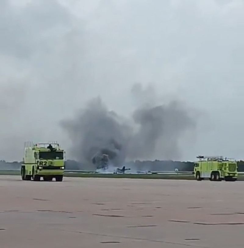 Unidades del Cuerpo de Bomberos del aeropuerto en acción