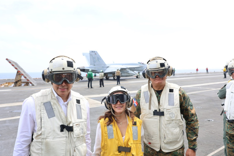 Leah Campos, y representantes del Comando Sur de los Estados Unidos recibieron una comitiva del Gobierno dominicano a bordo del portaaviones USS Nimitz (CVN 68)