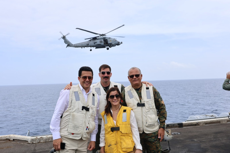 Leah Campos y representantes del Comando Sur de los Estados Unidos recibieron una comitiva del Gobierno dominicano a bordo del portaaviones  USS Nimitz (CVN 68).