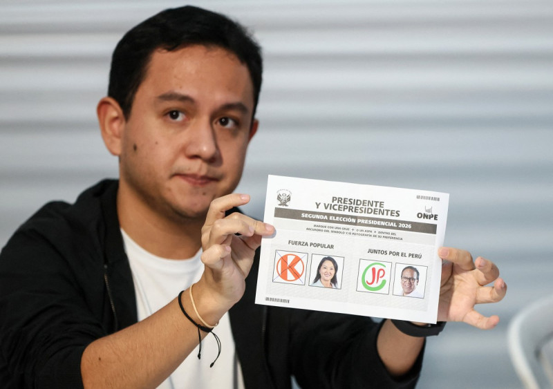 Un funcionario electoral peruano muestra una papeleta a favor de la candidata presidencial Keiko Fujimori durante el recuento de votos de la segunda vuelta de las elecciones presidenciales en Lima, el 7 de junio de 2026.